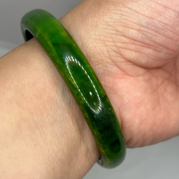 Vintage 1960’s Spinach Green marbled Bakelite Bangle Bracelet